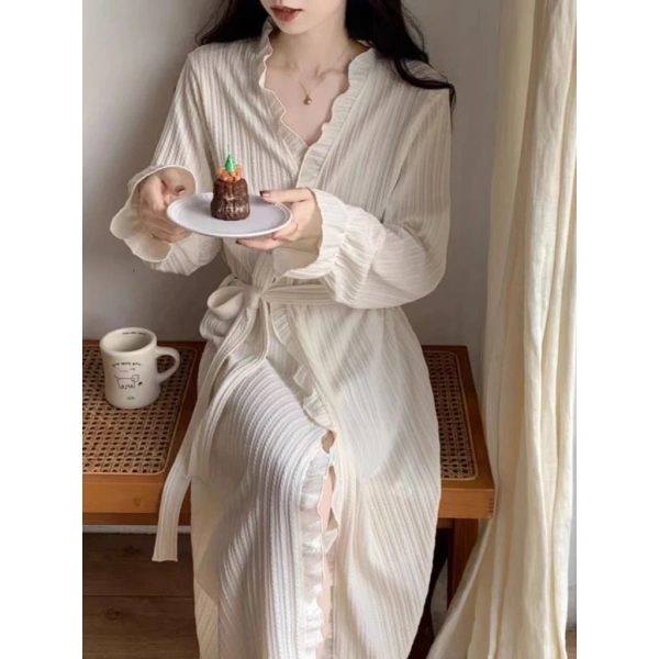 Hiện nay, trên thị trường có nhiều thương hiệu cung cấp áo choàng ngủ dài cổ với dây thắt eo, mỗi mẫu mang đến một phong cách và độ thoải mái riêng. (Ảnh 4)