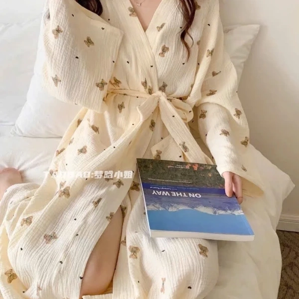 Trong thực tế, nhiều mẫu áo choàng tắm được thiết kế với dây đai để giữ cho áo không bị trượt khi đang di chuyển. (Ảnh 2)