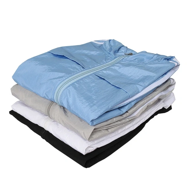 Áo khoác quá chật sẽ làm nhiệt độ cơ thể tăng lên, trong khi áo quá rộng sẽ không giữ được hơi lạnh trên da. (Ảnh 2) Áo khoác quá chật sẽ làm nhiệt độ cơ thể tăng lên, trong khi áo quá rộng sẽ không giữ được hơi lạnh trên da. (Ảnh 2)