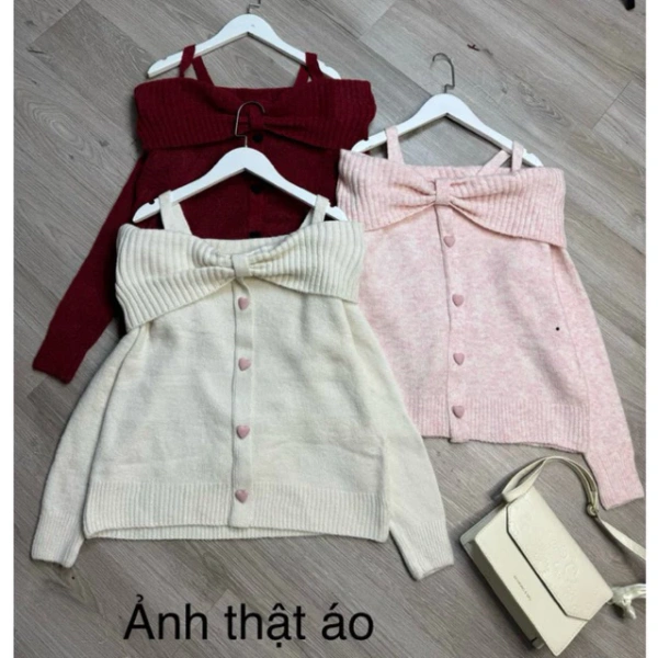 Áo len lệch vai thường có phần vai không được may kín, vì vậy độ căng và độ nhạy cảm ở khu vực này rất lớn. (Ảnh 2) Áo len lệch vai thường có phần vai không được may kín, vì vậy độ căng và độ nhạy cảm ở khu vực này rất lớn. (Ảnh 2)