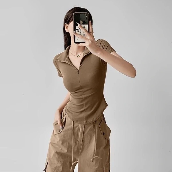Người mua nên thử áo trên người để xem độ phù hợp của đường may với dáng người, tránh mua áo quá “đứng” hay quá “lỏng”. (Ảnh 2)