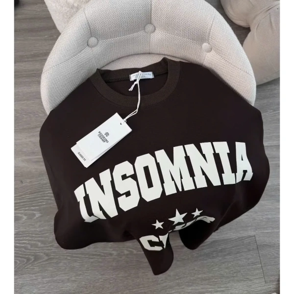 Một trong những mẫu áo phông unisex được nhiều người quan tâm hiện nay là Áo phông unisex INSOMNIA CLUB. (Ảnh 2)