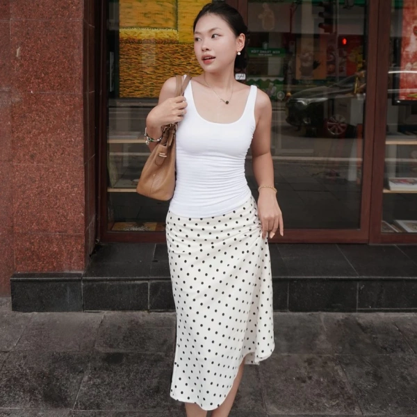 Một lựa chọn thực tế trên thị trường hiện nay là Áo Thun Cổ U Vải Cotton Siêu Mịn – Lily Tank Top – White On Denim. (Ảnh 3)