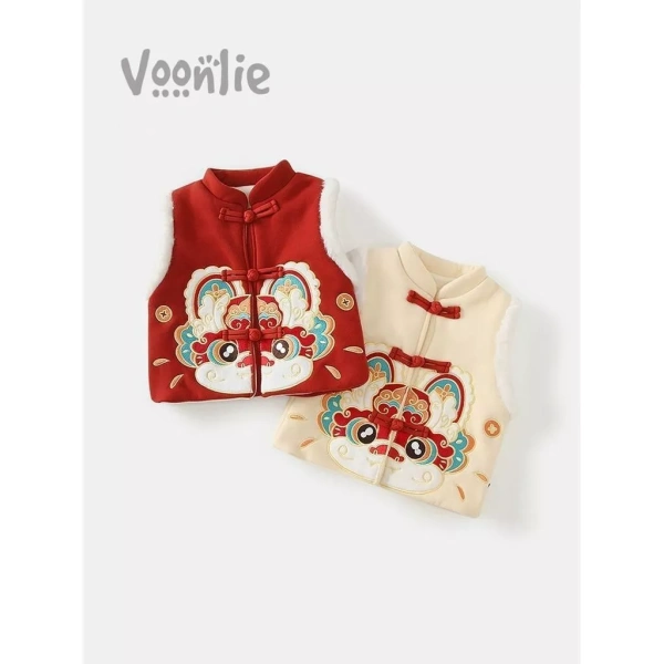 Một mẫu áo vest đang nhận được nhiều quan tâm hiện nay là “Chinese New Year Tết Nguyên Đán Áo Vest Bé Gái Thu Đông Phong Cách Mới Phong Cách Phương Tây Cho Bé Phong Cách Quốc Gia Áo Vest Trẻ Em Áo Len Cho Bé‑Fleece Áo Vest Năm Mới”. (Ảnh 5)