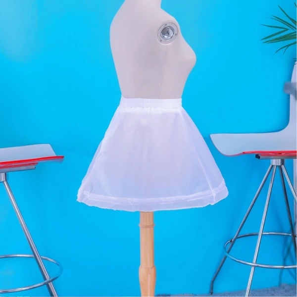 Áp lực bất ngờ của lớp váy đệm ngắn khi phải di chuyển nhanh trên phố - Ảnh 3 Áp lực bất ngờ của lớp váy đệm ngắn khi phải di chuyển nhanh trên phố - Ảnh 3