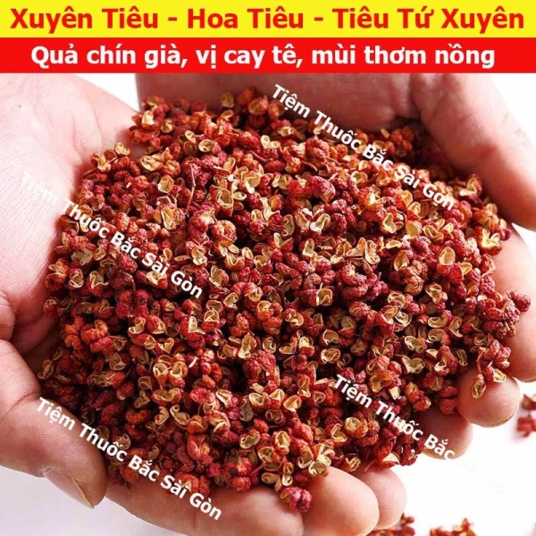Trong bếp gia đình, việc bảo quản tiêu Tứ Xuyên đôi khi gặp thách thức do việc mở nắp thường xuyên hoặc đặt ở nơi có độ ẩm cao (gần bồn rửa, tủ lạnh hơi ẩm). (Ảnh 4) Trong bếp gia đình, việc bảo quản tiêu Tứ Xuyên đôi khi gặp thách thức do việc mở nắp thường xuyên hoặc đặt ở nơi có độ ẩm cao (gần bồn rửa, tủ lạnh hơi ẩm). (Ảnh 4)