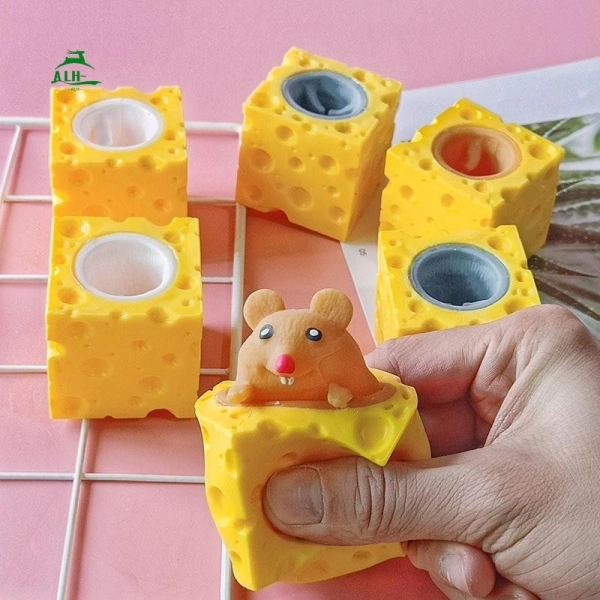 Bàn làm việc có một món đồ ép phô mai giảm căng thẳng: Khi cảm giác thoải mái chỉ là tạm thời. - Ảnh 1 Bàn làm việc có một món đồ ép phô mai giảm căng thẳng: Khi cảm giác thoải mái chỉ là tạm thời. - Ảnh 1