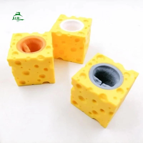 Trong bối cảnh này, chuột ép phô mai giảm căng thẳng - Trang trí bàn dễ thương cho người lớn và trẻ em đã thu hút sự chú ý nhờ thiết kế độc đáo: hình ảnh một con chuột đang “đè nát” một miếng phô mai, với chức năng nén lại thành dạng “cái bánh” nhỏ. (Ảnh 3) Trong bối cảnh này, chuột ép phô mai giảm căng thẳng - Trang trí bàn dễ thương cho người lớn và trẻ em đã thu hút sự chú ý nhờ thiết kế độc đáo: hình ảnh một con chuột đang “đè nát” một miếng phô mai, với chức năng nén lại thành dạng “cái bánh” nhỏ. (Ảnh 3)
