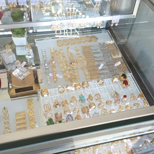 Đối với những ai đang tìm kiếm một sản phẩm vừa thời trang, vừa bền màu, dây chuyền nữ dạng xoắn mặt hoa mai 6 cánh đính đá thiết kế bền màu cao cấp Orin D4150 là một lựa chọn đáng cân nhắc. (Ảnh 2) Đối với những ai đang tìm kiếm một sản phẩm vừa thời trang, vừa bền màu, dây chuyền nữ dạng xoắn mặt hoa mai 6 cánh đính đá thiết kế bền màu cao cấp Orin D4150 là một lựa chọn đáng cân nhắc. (Ảnh 2)