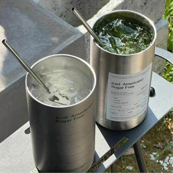Trong thị trường hiện nay, một trong những mẫu được đánh giá cao là Ly Giữ Nhiệt Iced Americano Inox 304 Đúc Liền Khối Cao Cấp Có Nắp Đậy Tặng Kèm Ống Hút Hàng Loại 1. (Ảnh 4)
