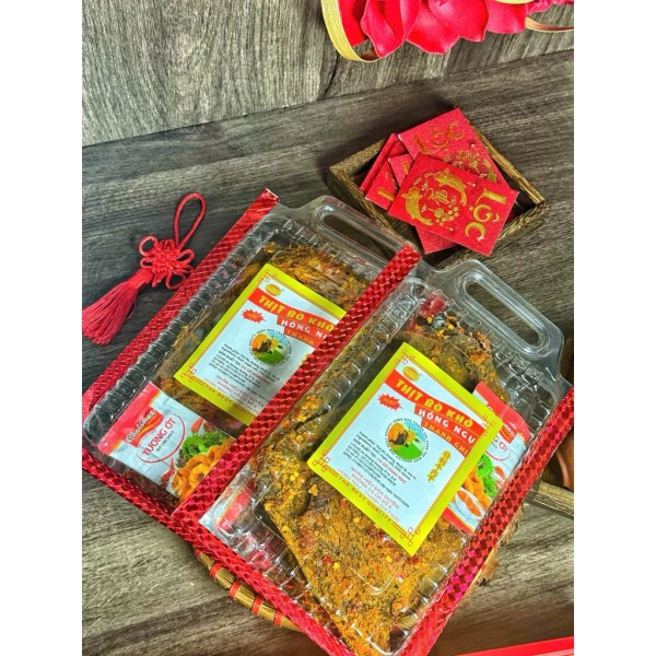 Mặc dù quá trình đóng gói đã giúp bò khô mềm duy trì chất lượng trong một thời gian nhất định, nhưng việc bảo quản đúng cách vẫn rất quan trọng để tránh mất độ ẩm và mất hương vị. (Ảnh 4) Mặc dù quá trình đóng gói đã giúp bò khô mềm duy trì chất lượng trong một thời gian nhất định, nhưng việc bảo quản đúng cách vẫn rất quan trọng để tránh mất độ ẩm và mất hương vị. (Ảnh 4)