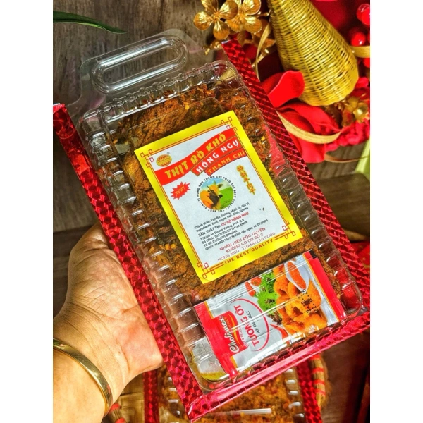 Qua bảng so sánh, có thể thấy rằng bò khô mềm không chỉ cung cấp hàm lượng protein tương đối cao mà còn giảm lượng carb, thích hợp cho những ai muốn duy trì năng lượng ổn định suốt ngày dài mà không cảm giác “nặng bụng”. (Ảnh 5) Qua bảng so sánh, có thể thấy rằng bò khô mềm không chỉ cung cấp hàm lượng protein tương đối cao mà còn giảm lượng carb, thích hợp cho những ai muốn duy trì năng lượng ổn định suốt ngày dài mà không cảm giác “nặng bụng”. (Ảnh 5)