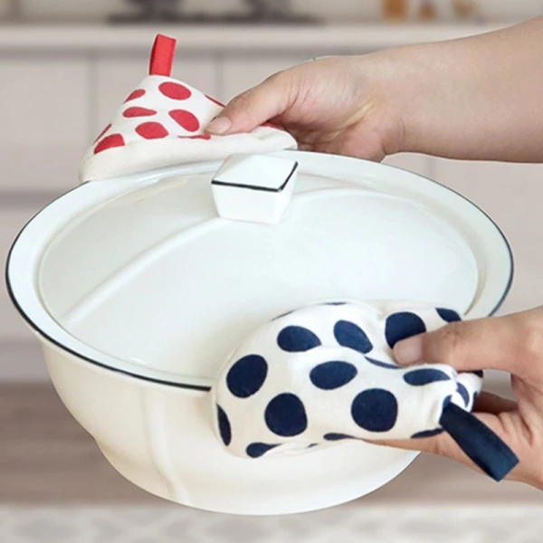 Nhiều người để tấm lót nằm úp vào ngăn kéo, tiếp xúc trực tiếp với các vật kim loại sắc nhọn hoặc các bát chén có góc nhọn. (Ảnh 5)
