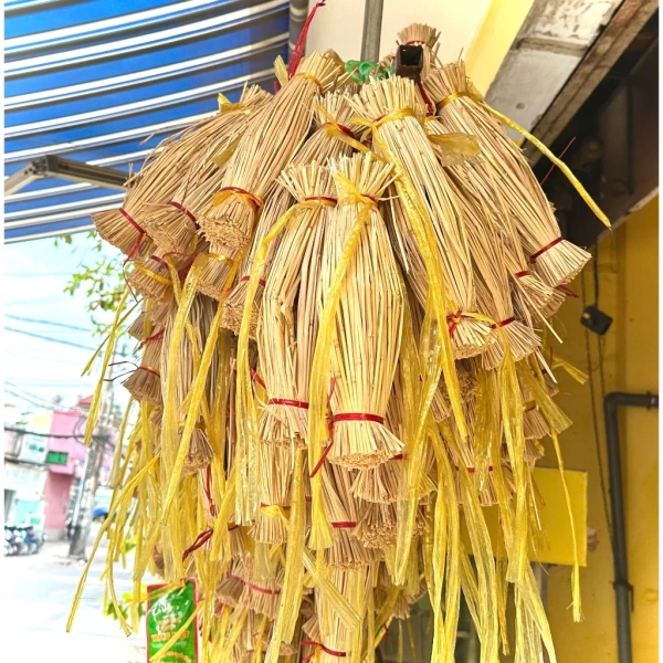 Mặc dù trê rơm mang lại nhiều lợi ích, nhưng để đưa ra quyết định cuối cùng, bạn nên cân nhắc những yếu tố so sánh với các vật liệu khác như cây kim tiền, cây sanh hoặc các loại cây khô cỏ nhân sông. (Ảnh 3) Mặc dù trê rơm mang lại nhiều lợi ích, nhưng để đưa ra quyết định cuối cùng, bạn nên cân nhắc những yếu tố so sánh với các vật liệu khác như cây kim tiền, cây sanh hoặc các loại cây khô cỏ nhân sông. (Ảnh 3)