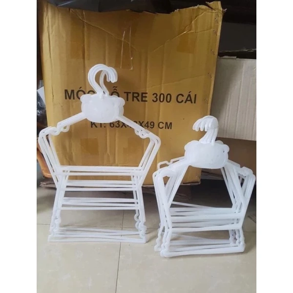 Độ tuổi của trẻ ảnh hưởng đến kiểu dáng, kích thước và màu sắc của móc treo. (Ảnh 2)