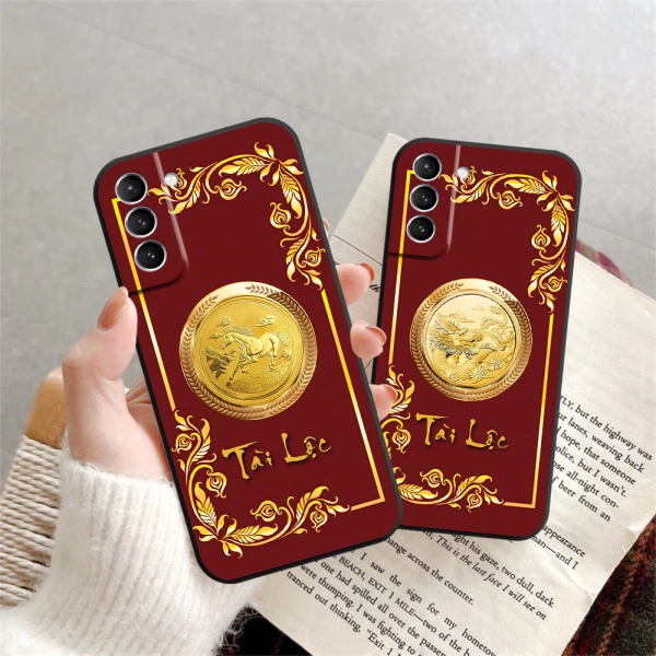 Chi tiết viền mỏng trên ốp lưng họa tiết 12 con giáp khiến việc cắm cáp sạc trở nên khó khăn hơn - Ảnh 1 Chi tiết viền mỏng trên ốp lưng họa tiết 12 con giáp khiến việc cắm cáp sạc trở nên khó khăn hơn - Ảnh 1