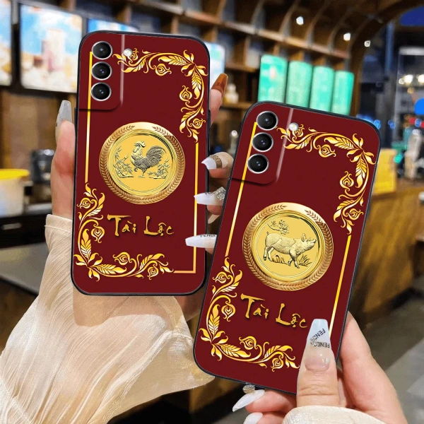Đối với người dùng smartphone Samsung series S21, S21 Plus, S21 Ultra 5G và S21 FE, nhiều nhà cung cấp đã tung ra các mẫu ốp lưng với họa tiết 12 con giáp may mắn, nhằm khai thác nét văn hoá phong thủy và thu hút những người yêu thích thiết kế độc đáo. (Ảnh 2) Đối với người dùng smartphone Samsung series S21, S21 Plus, S21 Ultra 5G và S21 FE, nhiều nhà cung cấp đã tung ra các mẫu ốp lưng với họa tiết 12 con giáp may mắn, nhằm khai thác nét văn hoá phong thủy và thu hút những người yêu thích thiết kế độc đáo. (Ảnh 2)