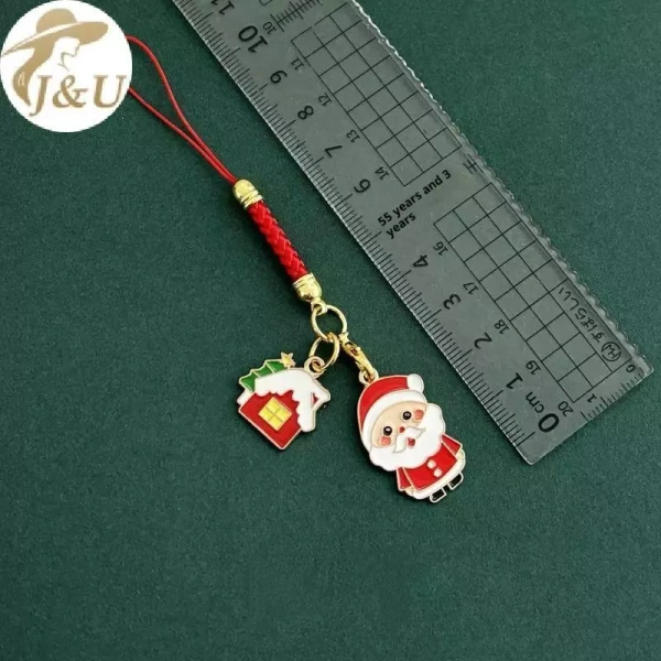 Một xu hướng đang được ưa chuộng là kết hợp yếu tố hoạt hình và lễ hội, mang lại cảm giác vui tươi và trẻ trung. (Ảnh 4) Một xu hướng đang được ưa chuộng là kết hợp yếu tố hoạt hình và lễ hội, mang lại cảm giác vui tươi và trẻ trung. (Ảnh 4)