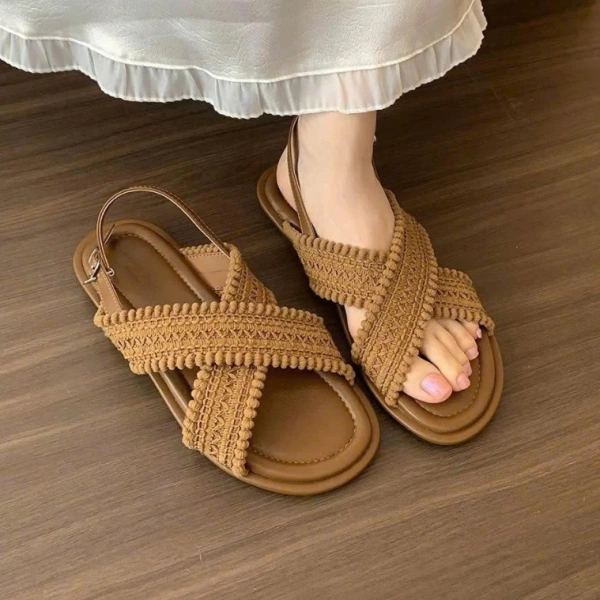 Quai chéo (cross strap) được thiết kế từ đầu mũi chân qua mặt trên, chéo qua lại thành hình X hoặc V, tạo điểm chốt bảo hiểm cho đôi dép. (Ảnh 4) Quai chéo (cross strap) được thiết kế từ đầu mũi chân qua mặt trên, chéo qua lại thành hình X hoặc V, tạo điểm chốt bảo hiểm cho đôi dép. (Ảnh 4)