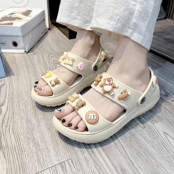 Đế cao khiến lo âu về đau chân, nhưng sandal Crocs bền nhẹ lại biến chuyến đi biển thành niềm vui bất ngờ - Ảnh 1 Đế cao khiến lo âu về đau chân, nhưng sandal Crocs bền nhẹ lại biến chuyến đi biển thành niềm vui bất ngờ - Ảnh 1