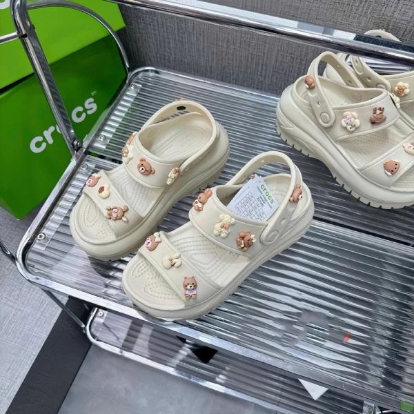 Sandal Crocs đã được người tiêu dùng trên toàn cầu tin dùng vì độ bền, sự nhẹ nhàng và thiết kế độc đáo. (Ảnh 3) Sandal Crocs đã được người tiêu dùng trên toàn cầu tin dùng vì độ bền, sự nhẹ nhàng và thiết kế độc đáo. (Ảnh 3)