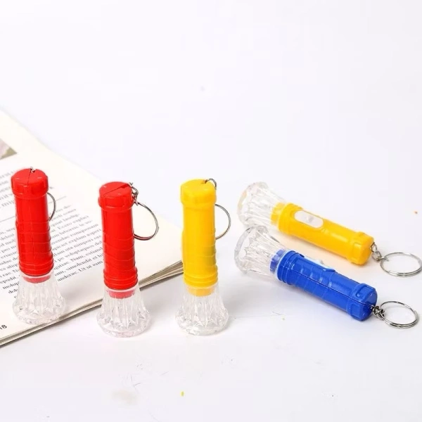 Đèn pin mini đa màu khiến bé tự tin đọc sách trong bóng tối mà không lo mất pin - Ảnh 4