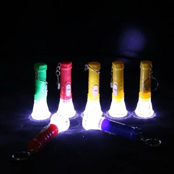 Hiện nay có rất nhiều lựa chọn cho phụ huynh muốn mua đèn pin mini cho con. (Ảnh 5)