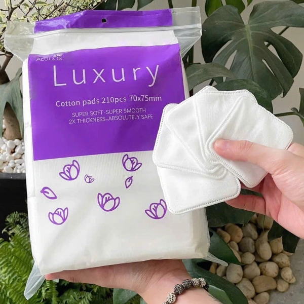 Trong thị trường hiện nay, Bông tẩy trang Alucos 150 miếng, Luxury 210 miếng siêu mềm mịn cao cấp là một trong những mẫu sản phẩm được giới chuyên môn chú ý. (Ảnh 4)