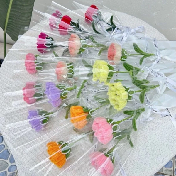 Hoa cẩm chướng bằng kẽm nhung thường được làm từ khung kim loại phủ lớp nhung mềm mại. (Ảnh 2)