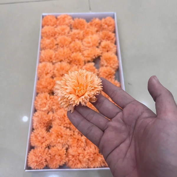 Hoa sáp đa màu trong bó cắm hoa tạo vẻ bền lâu, nhưng nhiều người chưa nghĩ tới việc chuẩn bị dây buộc thích hợp - Ảnh 4 Hoa sáp đa màu trong bó cắm hoa tạo vẻ bền lâu, nhưng nhiều người chưa nghĩ tới việc chuẩn bị dây buộc thích hợp - Ảnh 4