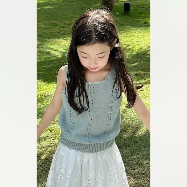 Khi áo vest dệt kim mỏng cho bé gái mùa xuân‑hè chuyển từ phụ kiện thời trang thành lớp giữ mát bất ngờ suốt ngày. - Ảnh 5
