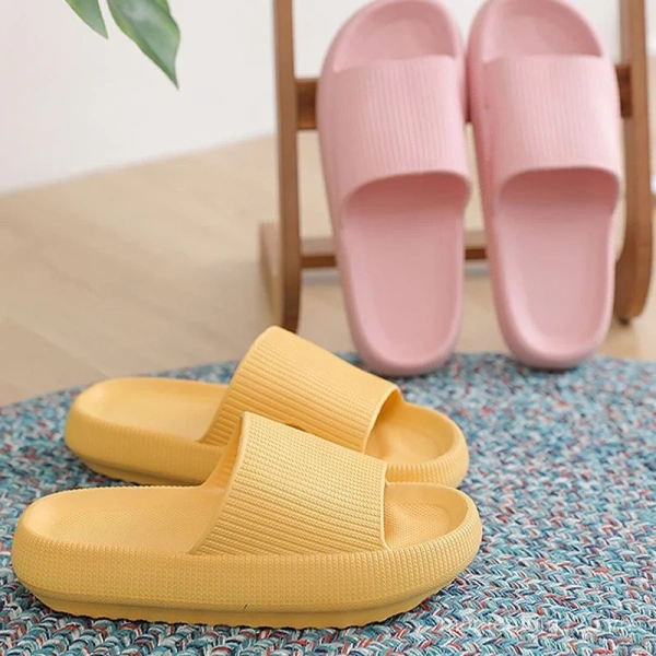 Khi sandal đế dày thoải mái trên phố nhưng lại khiến mỗi bước chân trong nhà trở nên nặng nề. - Ảnh 2