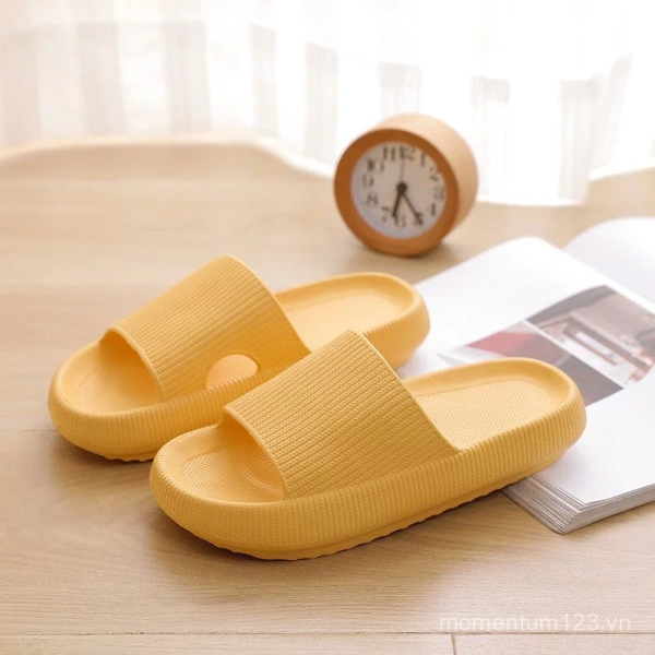Khi chú ý đến các tiêu chí trên, người tiêu dùng có thể tìm được một đôi sandal “đa năng”, vừa thoải mái khi dạo phố, vừa nhẹ nhàng khi bước vào nhà. (Ảnh 3)