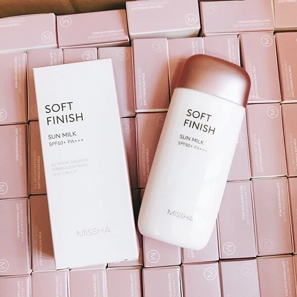 Mặc dù có độ che nắng cao và cảm giác nhẹ nhàng, một số loại kem SPF50 soft finish lại ảnh hưởng tiêu cực đến độ bám của lớp nền. (Ảnh 2) Mặc dù có độ che nắng cao và cảm giác nhẹ nhàng, một số loại kem SPF50 soft finish lại ảnh hưởng tiêu cực đến độ bám của lớp nền. (Ảnh 2)