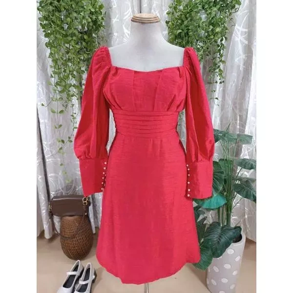 Mặc váy dạ hội màu đỏ lộng lẫy, ai cũng tưởng sang trọng nhưng thực tế chất liệu khiến việc ngồi lâu trở nên bất tiện - Ảnh 1
