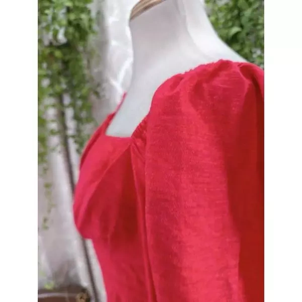 Để giữ được vẻ đẹp lộng lẫy và độ bền của váy dạ hội, việc bảo quản đúng cách là không thể bỏ qua. (Ảnh 4)