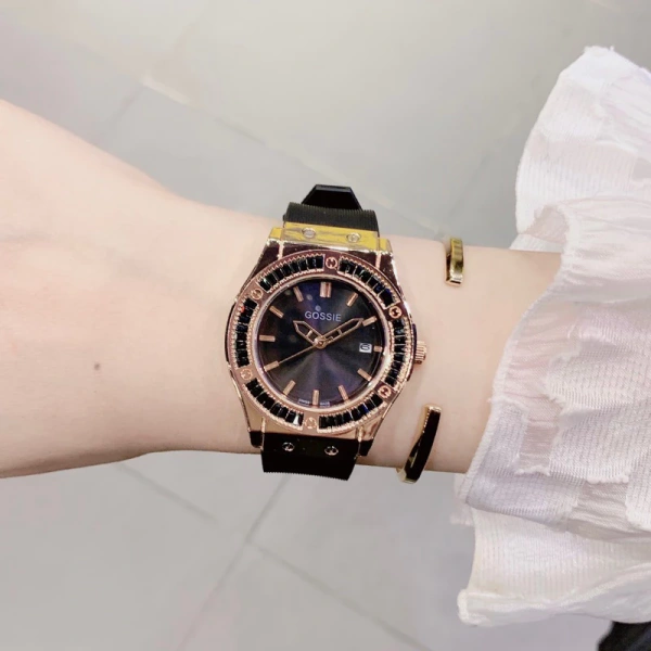 Màu đá ruby trên đồng hồ nữ đen cao cấp không phai sau một năm – điều ít người lường trước - Ảnh 1
