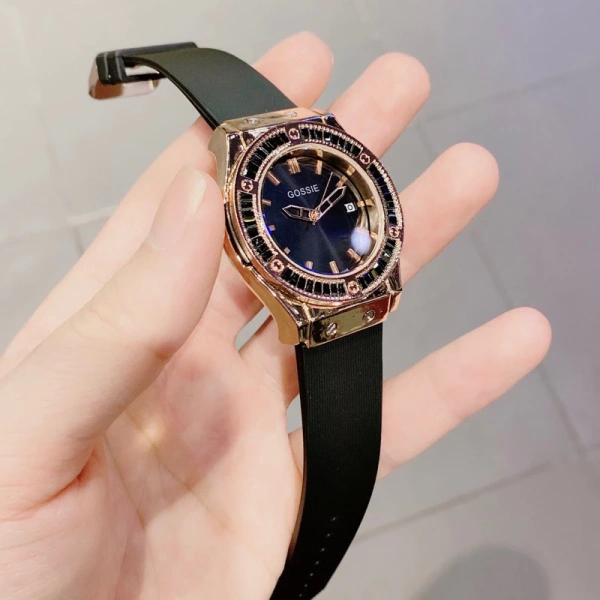 Đá ruby không phải là ruby tự nhiên – màu đỏ đặc trưng thường được tái tạo từ các hợp chất silica có chứa các tạp chất kim loại như sắt hoặc crôm. (Ảnh 2)