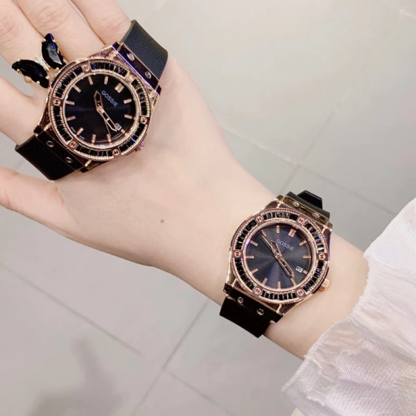 Đối với người dùng thường xuyên mang đồng hồ trong môi trường kín, không tiếp xúc trực tiếp với ánh sáng mặt trời mạnh, màu ruby sẽ ít bị phai. (Ảnh 4)