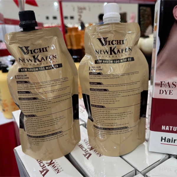 Trong số các lựa chọn hiện có, Thuốc nhuộm đen New Kafen cao cấp phủ bạc và không dính da đầu 500ML là một ví dụ điển hình về việc kết hợp công nghệ nano bạc, peptide amino acid và chất chống oxy hoá. (Ảnh 4) Trong số các lựa chọn hiện có, Thuốc nhuộm đen New Kafen cao cấp phủ bạc và không dính da đầu 500ML là một ví dụ điển hình về việc kết hợp công nghệ nano bạc, peptide amino acid và chất chống oxy hoá. (Ảnh 4)