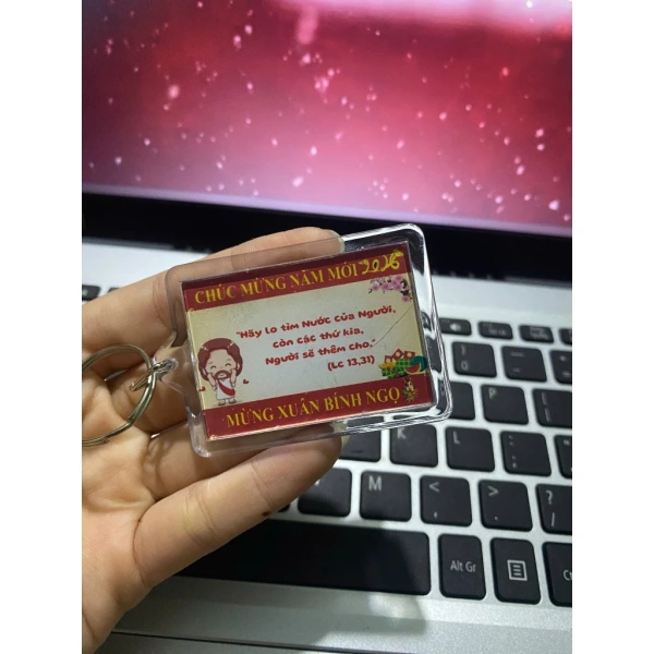 Ngày nay, các thương hiệu đã sáng tạo nhiều mẫu móc khóa kết hợp giữa truyền thống và hiện đại, giúp người tặng có thêm lựa chọn phong phú. (Ảnh 4)