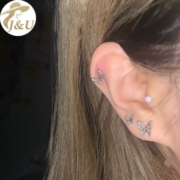 Một đôi bông tai pha lê hình cánh bướm có thể làm thay đổi cảm giác tự tin trong ngày trọng đại - Ảnh 1 Một đôi bông tai pha lê hình cánh bướm có thể làm thay đổi cảm giác tự tin trong ngày trọng đại - Ảnh 1