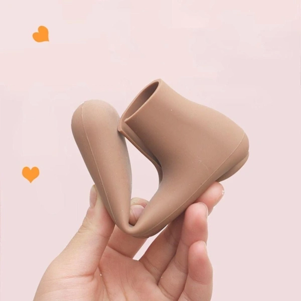 Dựa trên các phân tích ở trên, việc lắp đặt nắp tay nắm silicone như Nắp Tay Nắm Cửa FLAZEA không chỉ mang lại lợi ích về tính năng “không trơn, không tĩnh điện” mà còn phù hợp với xu hướng thiết kế hiện đại – “im lặng”, không gây tiếng ồn khi trẻ mở hoặc đóng cửa. (Ảnh 5) Dựa trên các phân tích ở trên, việc lắp đặt nắp tay nắm silicone như Nắp Tay Nắm Cửa FLAZEA không chỉ mang lại lợi ích về tính năng “không trơn, không tĩnh điện” mà còn phù hợp với xu hướng thiết kế hiện đại – “im lặng”, không gây tiếng ồn khi trẻ mở hoặc đóng cửa. (Ảnh 5)