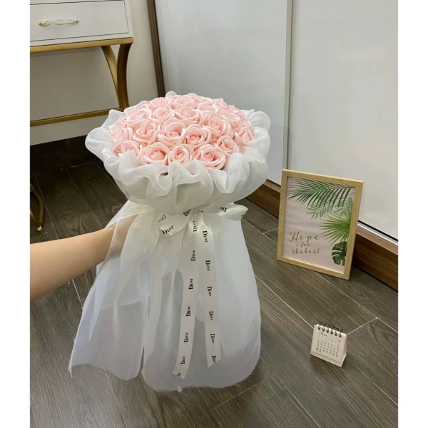 Đối với hoa sáp, chất liệu là yếu tố quyết định đến độ bền, độ tự nhiên và độ an toàn khi tiếp xúc. (Ảnh 2)