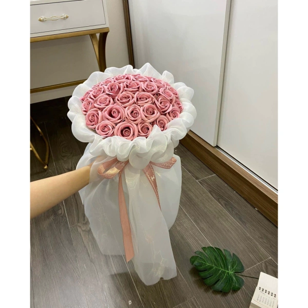 Kích thước của bó hoa sáp không chỉ ảnh hưởng đến thẩm mỹ mà còn quyết định mức độ ấn tượng mà món quà mang lại. (Ảnh 3)