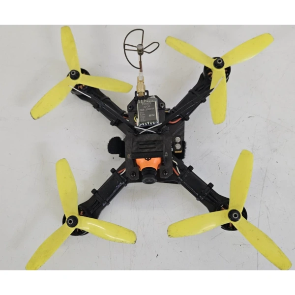 Trong khi tập trung vào kỹ thuật, nhiều người dùng thường quên rằng việc vận hành drone FPV còn chịu ảnh hưởng của pháp luật. (Ảnh 3)