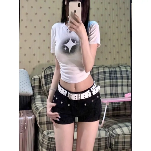 Mẫu distressed hướng đến vẻ “vintage” mày râu, thường được tẩy rách ở phần gấu, tạo điểm nhấn. (Ảnh 4) Mẫu distressed hướng đến vẻ “vintage” mày râu, thường được tẩy rách ở phần gấu, tạo điểm nhấn. (Ảnh 4)