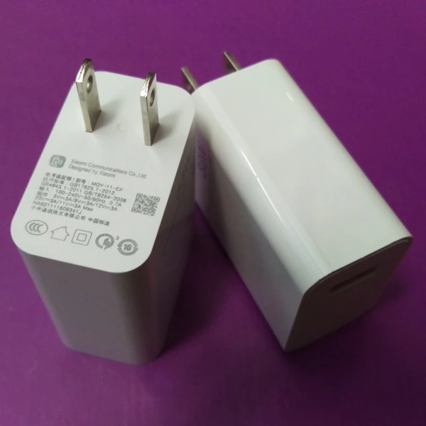 Sạc nhanh 33W giúp buổi sáng tiết kiệm thời gian, nhưng dây USB‑C dễ gập khiến người dùng phải cân nhắc lại. - Ảnh 3