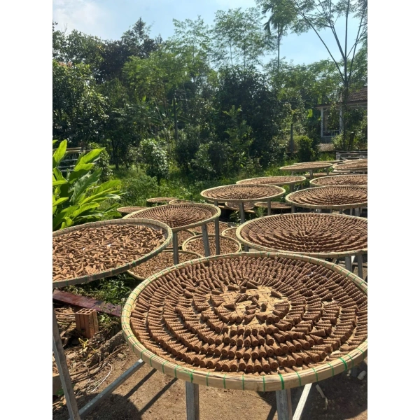 Việc mua nụ trầm hương không chỉ dựa vào mùi mà còn xét đến các yếu tố như nguồn gốc, chất lượng và cách đóng gói. (Ảnh 4) Việc mua nụ trầm hương không chỉ dựa vào mùi mà còn xét đến các yếu tố như nguồn gốc, chất lượng và cách đóng gói. (Ảnh 4)