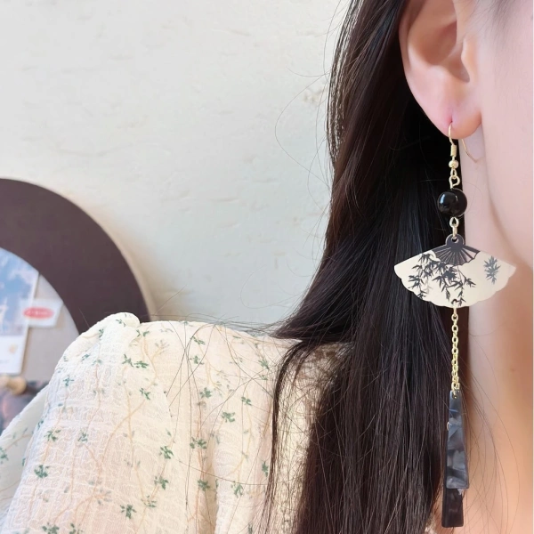 Sự nhẹ nhàng của bông tai phong cách Trung Quốc thường bị lãng quên cho đến khi chúng trượt vào tóc trong buổi gặp gỡ. - Ảnh 1 Sự nhẹ nhàng của bông tai phong cách Trung Quốc thường bị lãng quên cho đến khi chúng trượt vào tóc trong buổi gặp gỡ. - Ảnh 1